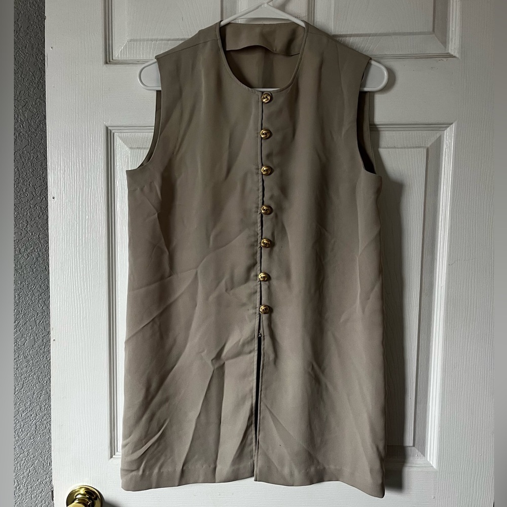 Sleeveless taupe Button-Up tunic